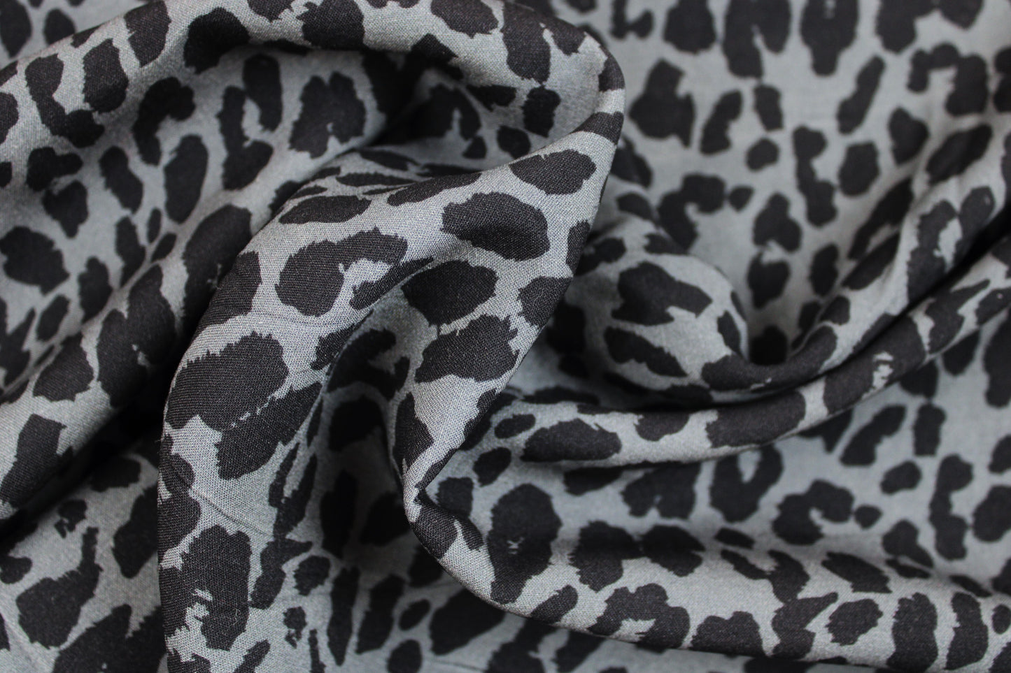 Viskosestoff Pauline mit Leoprint in Anthrazitund Schwarz gedreht