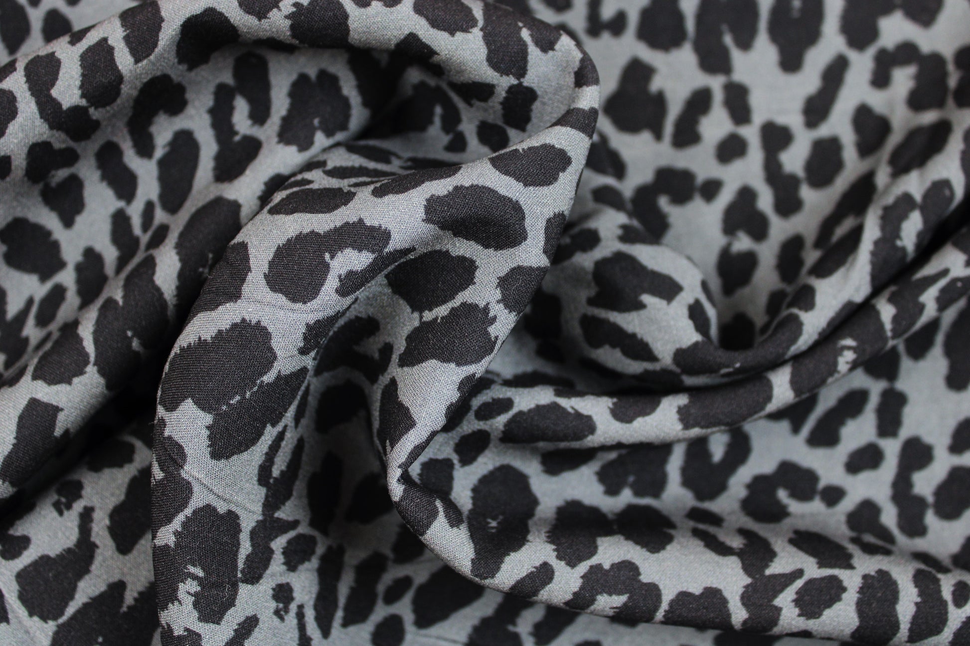 Viskosestoff Pauline mit Leoprint in Anthrazitund Schwarz gedreht