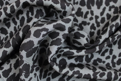 Viskosestoff Pauline mit Leoprint in Anthrazitund Schwarz gedreht