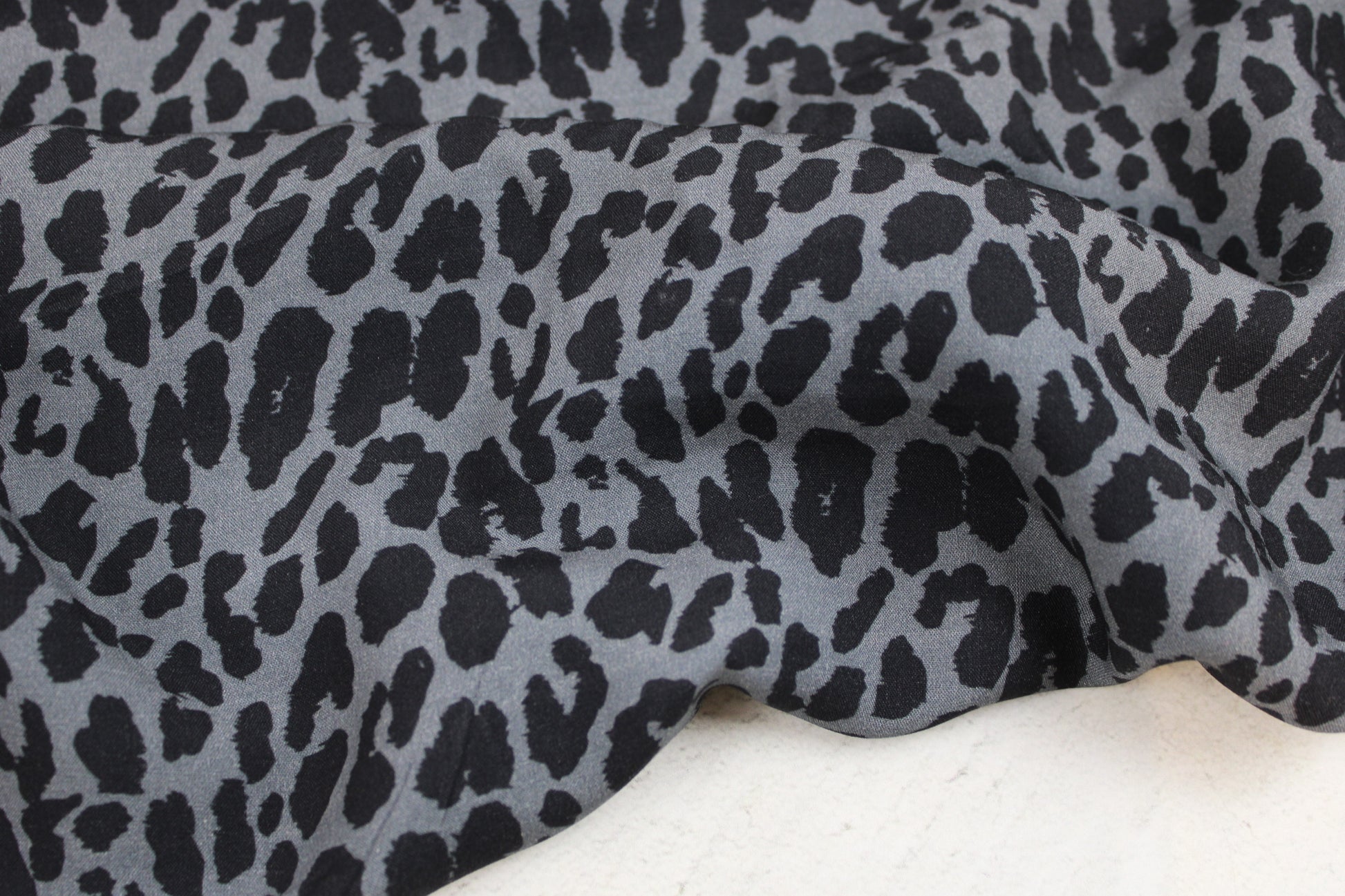 Viskosestoff Pauline mit Leoprint in Anthrazitund Schwarz