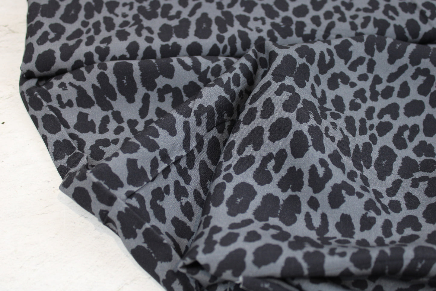 Viskosestoff Pauline mit Leoprint in Anthrazitund Schwarz Ballenansicht