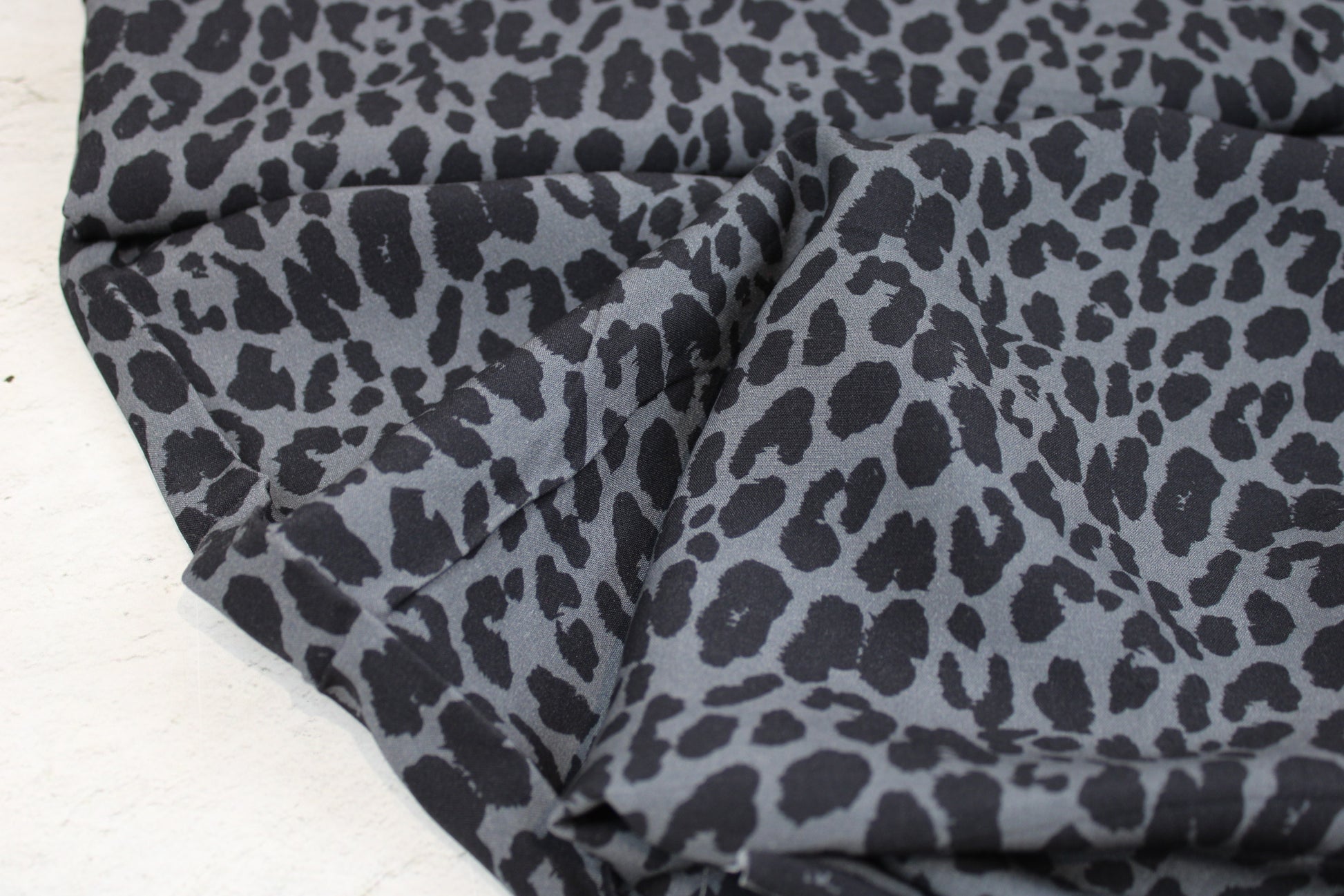Viskosestoff Pauline mit Leoprint in Anthrazitund Schwarz Ballenansicht