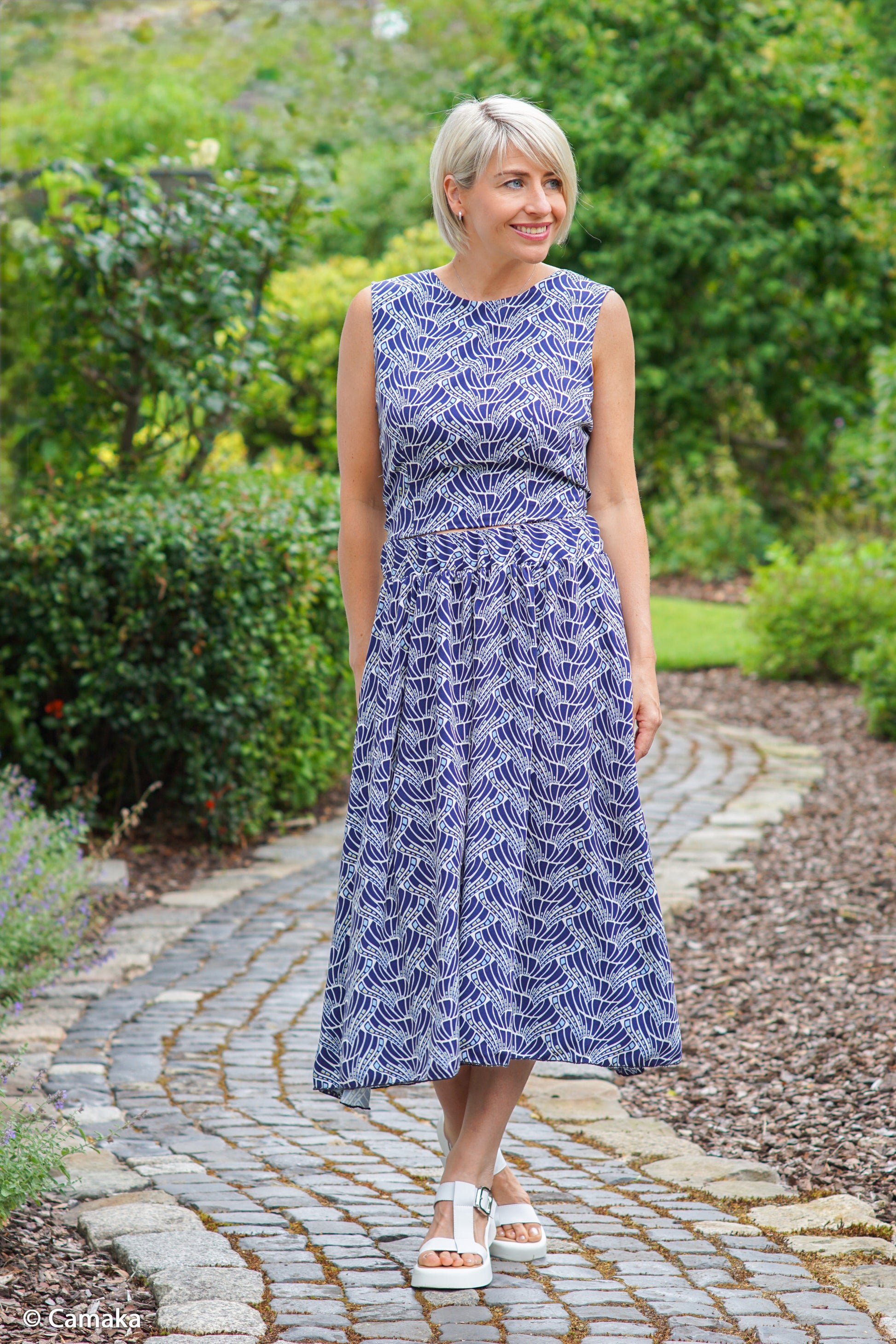 Viskosestoff Vienna Coral mit sommerlichem Muster in Blau als Kleid vernäht
