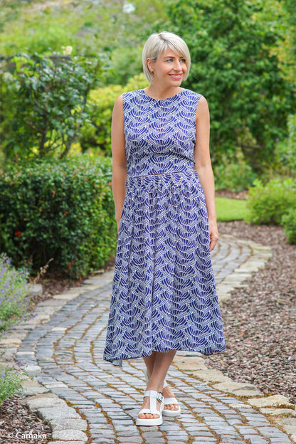 Viskosestoff Vienna Coral mit sommerlichem Muster in Blau als Kleid vernäht