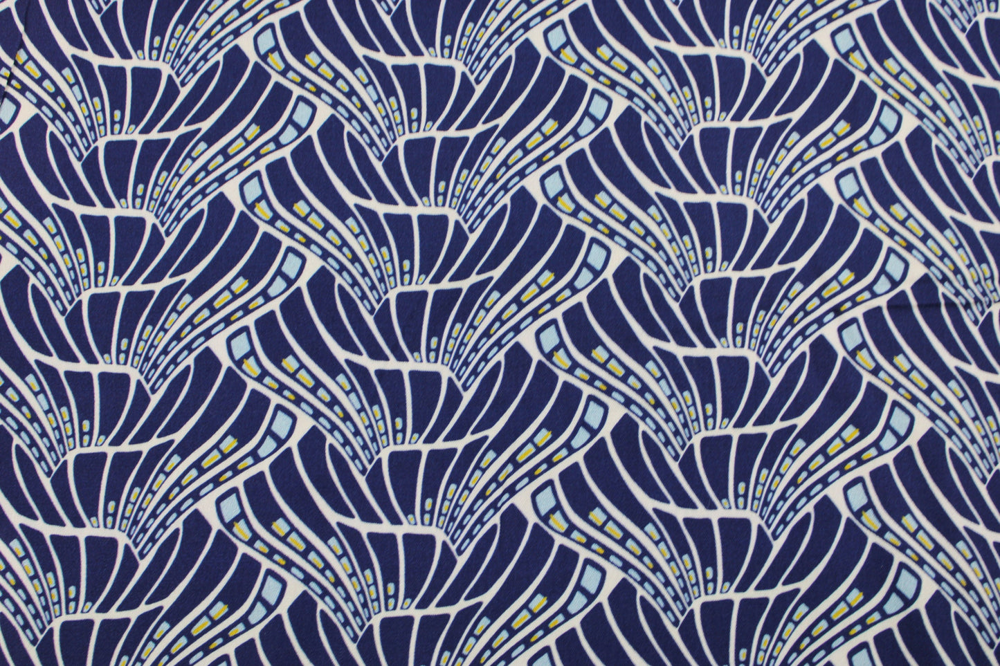 Viskosestoff Vienna Coral mit sommerlichem Muster in Blau Detailbild