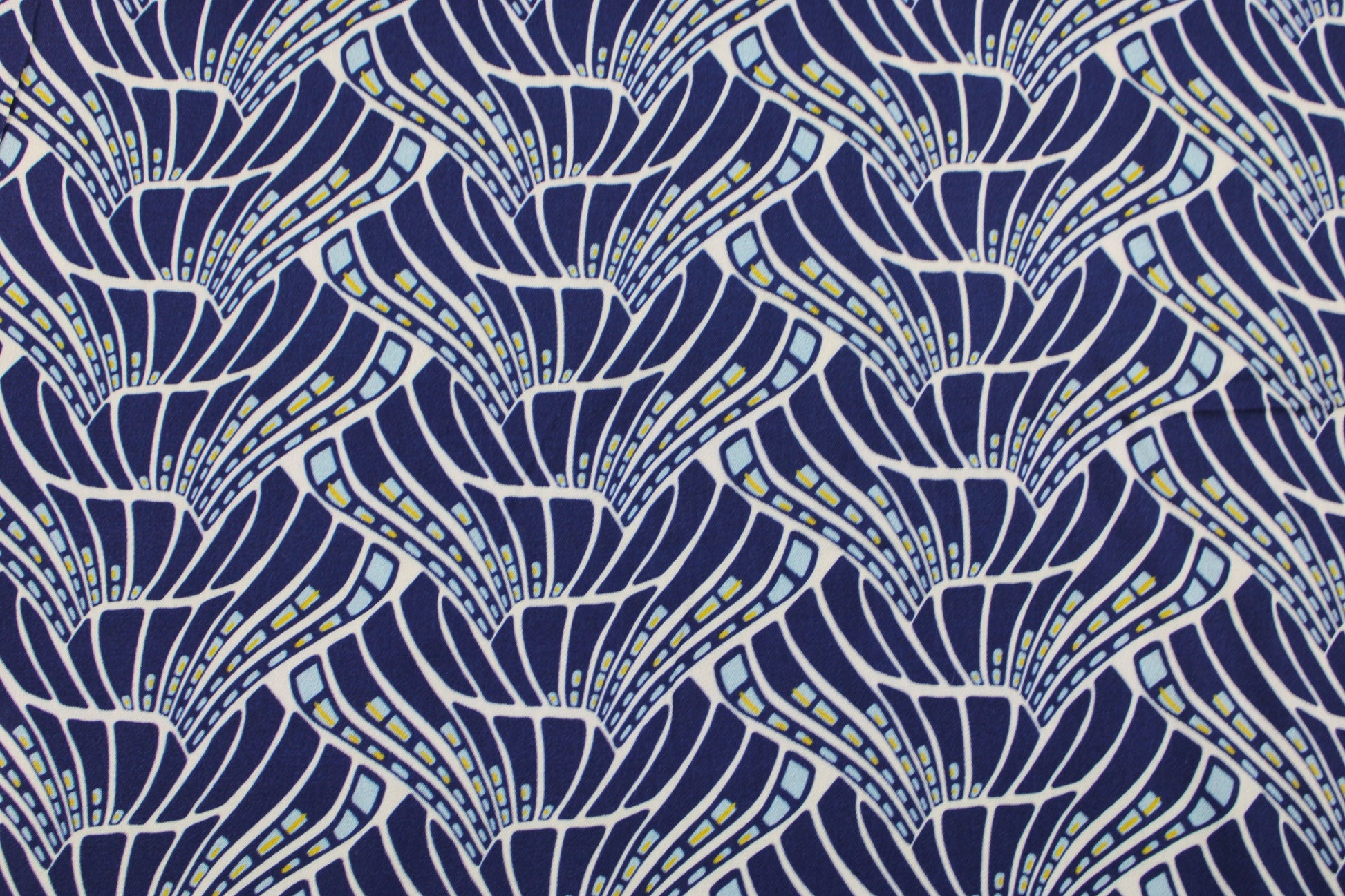 Viskosestoff Vienna Coral mit sommerlichem Muster in Blau Detailbild