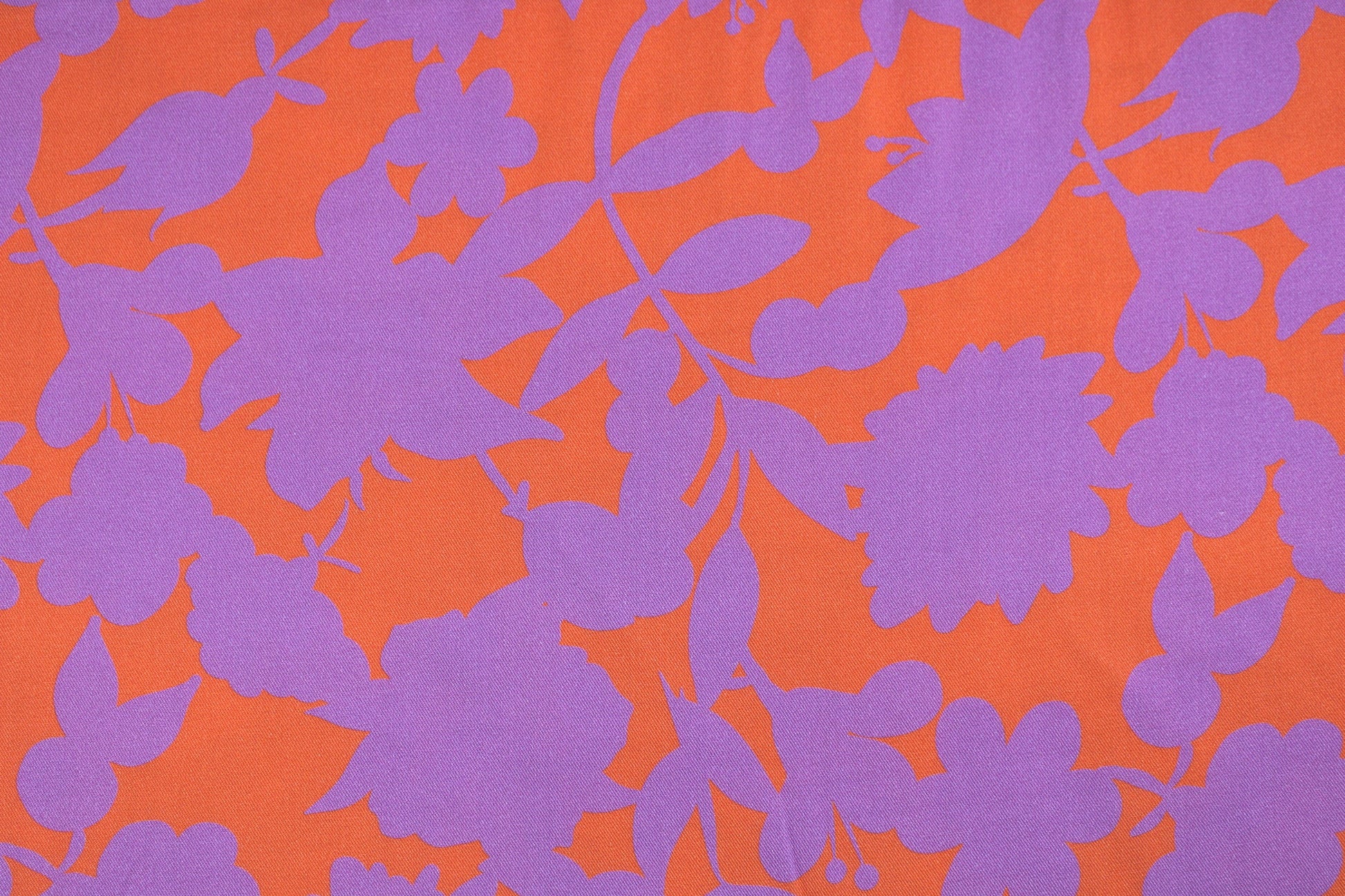 Viskosestoff Happy Flowers mit Blumen in Orange und Flieder Detailbild