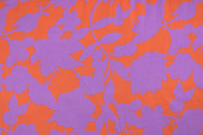 Viskosestoff Happy Flowers mit Blumen in Orange und Flieder Detailbild