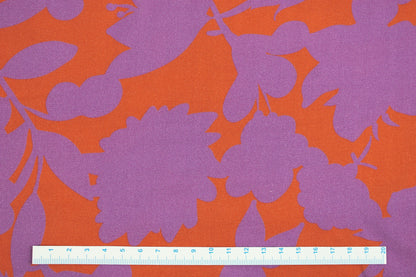 Viskosestoff Happy Flowers mit Blumen in Orange und Flieder Maßstab