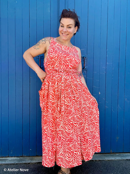 Viskosestoff Zebra Jungle mit Blätterprint in Koralle und Ecru als Kleid vernäht