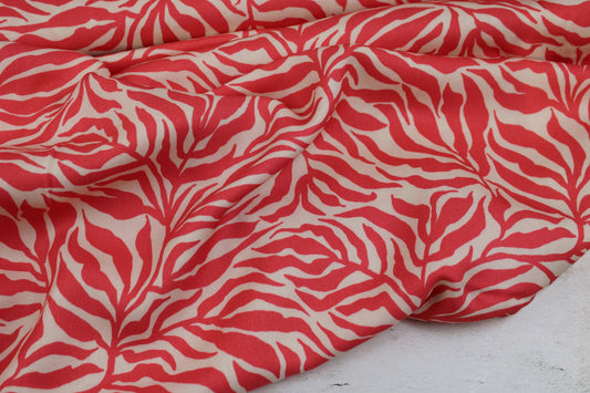 Viskosestoff Zebra Jungle mit Blätterprint in Koralle und Ecru