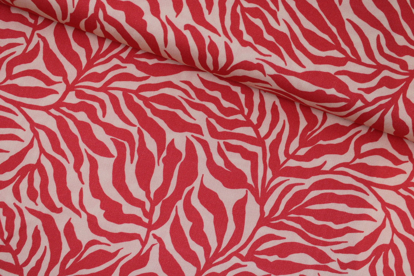 Viskosestoff Zebra Jungle mit Blätterprint in Koralle und Ecru quer