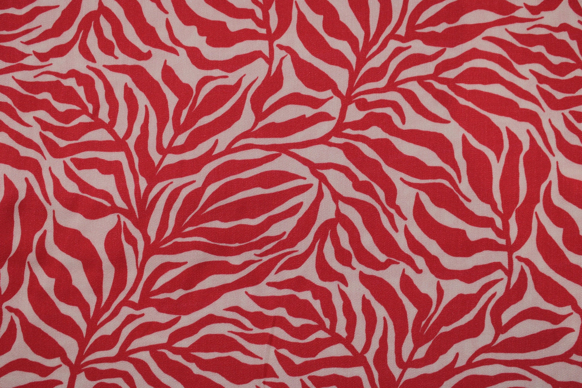 Viskosestoff Zebra Jungle mit Blätterprint in Koralle und Ecru Detailbild