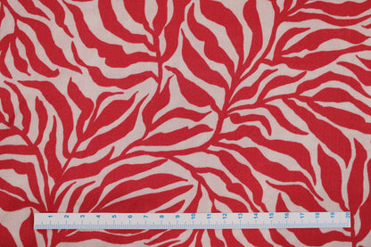 Viskosestoff Zebra Jungle mit Blätterprint in Koralle und Ecru Maßstab