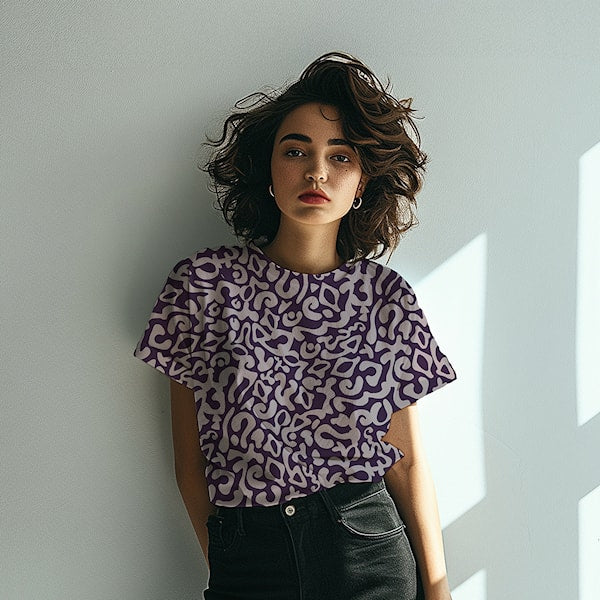 Viskosestoff mit abstraktem Muster in Lila und Flieder als Blusenshirt vernäht