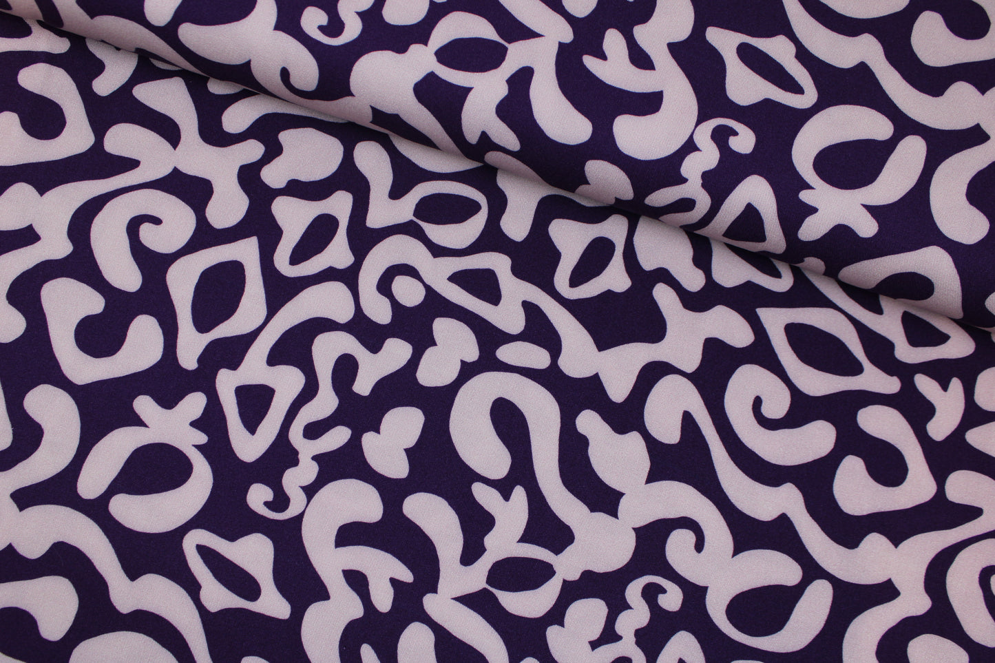Viskosestoff mit abstraktem Muster in Lila und Flieder quer