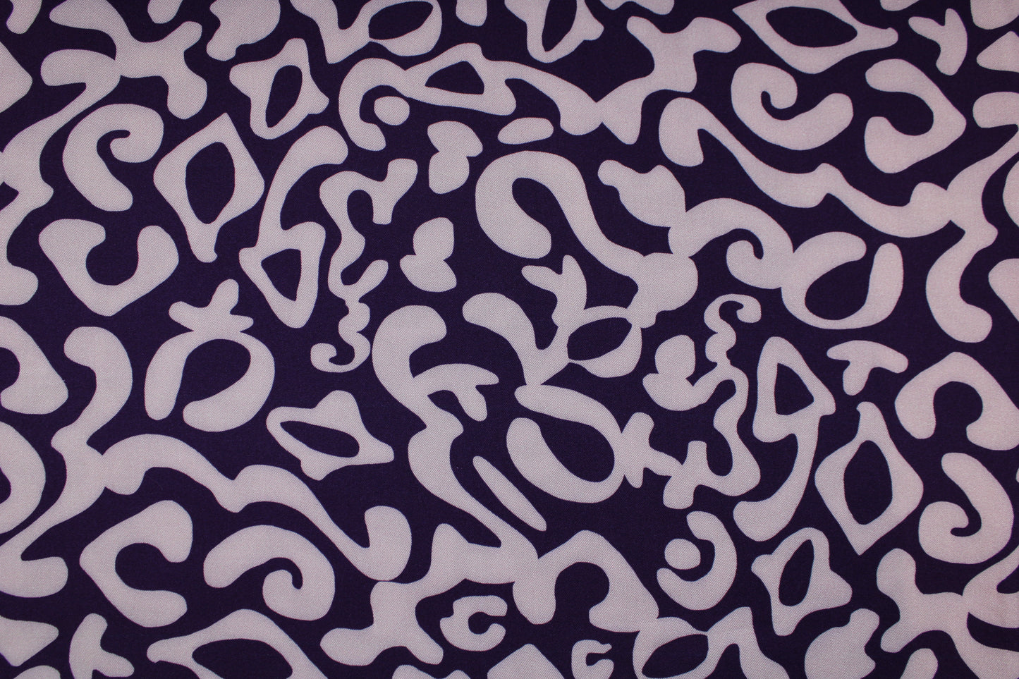 Viskosestoff mit abstraktem Muster in Lila und Flieder Detailbild