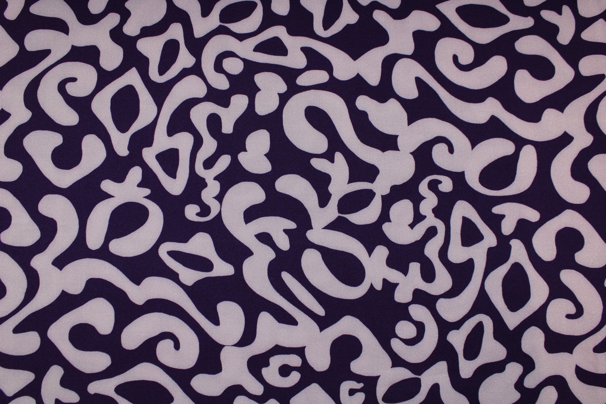 Viskosestoff mit abstraktem Muster in Lila und Flieder Detailbild
