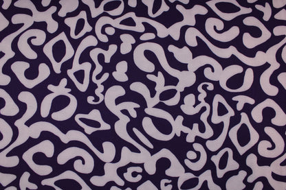 Viskosestoff mit abstraktem Muster in Lila und Flieder Detailbild