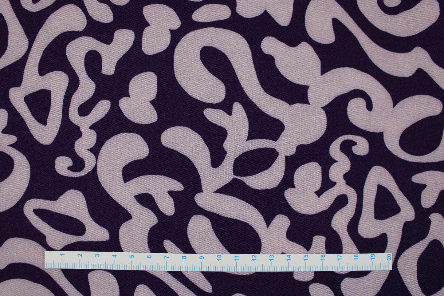 Viskosestoff mit abstraktem Muster in Lila und Flieder Maßstab
