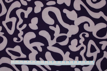 Viskosestoff mit abstraktem Muster in Lila und Flieder Maßstab