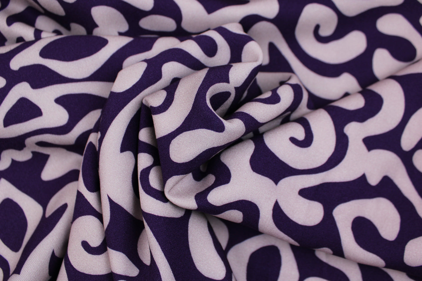 Viskosestoff mit abstraktem Muster in Lila und Flieder gedreht