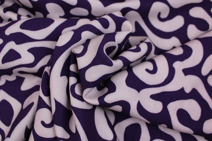 Viskosestoff mit abstraktem Muster in Lila und Flieder gedreht