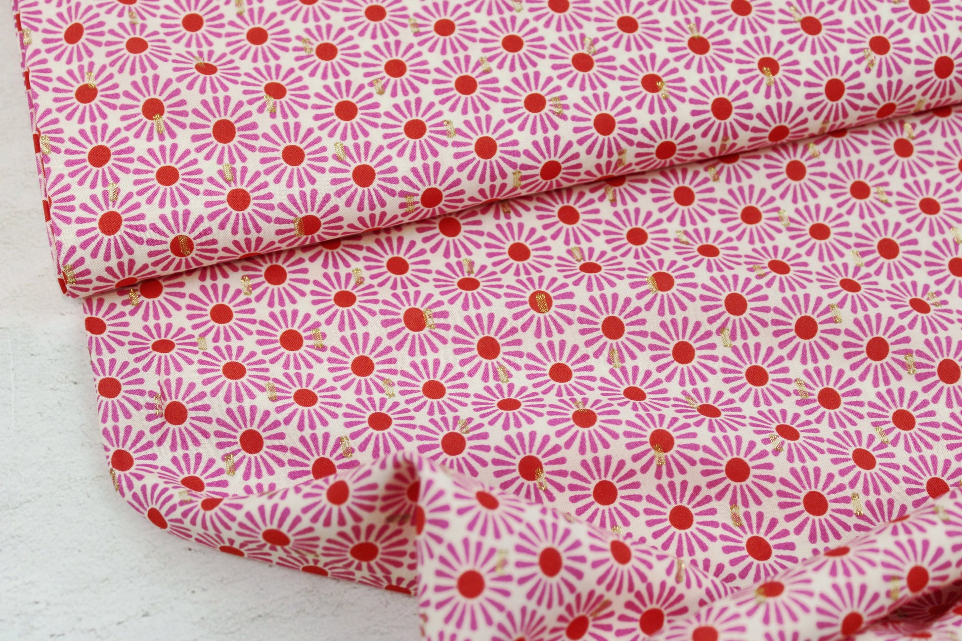 Viskosestoff mit Retro-Blumenmuster in Pink und Rot Ballenansicht