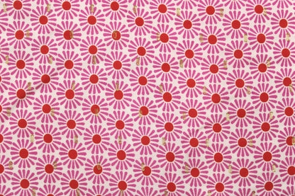 Viskosestoff mit Retro-Blumenmuster in Pink und Rot Detailbild