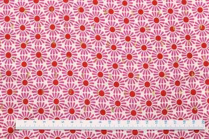 Viskosestoff mit Retro-Blumenmuster in Pink und Rot Detailbild