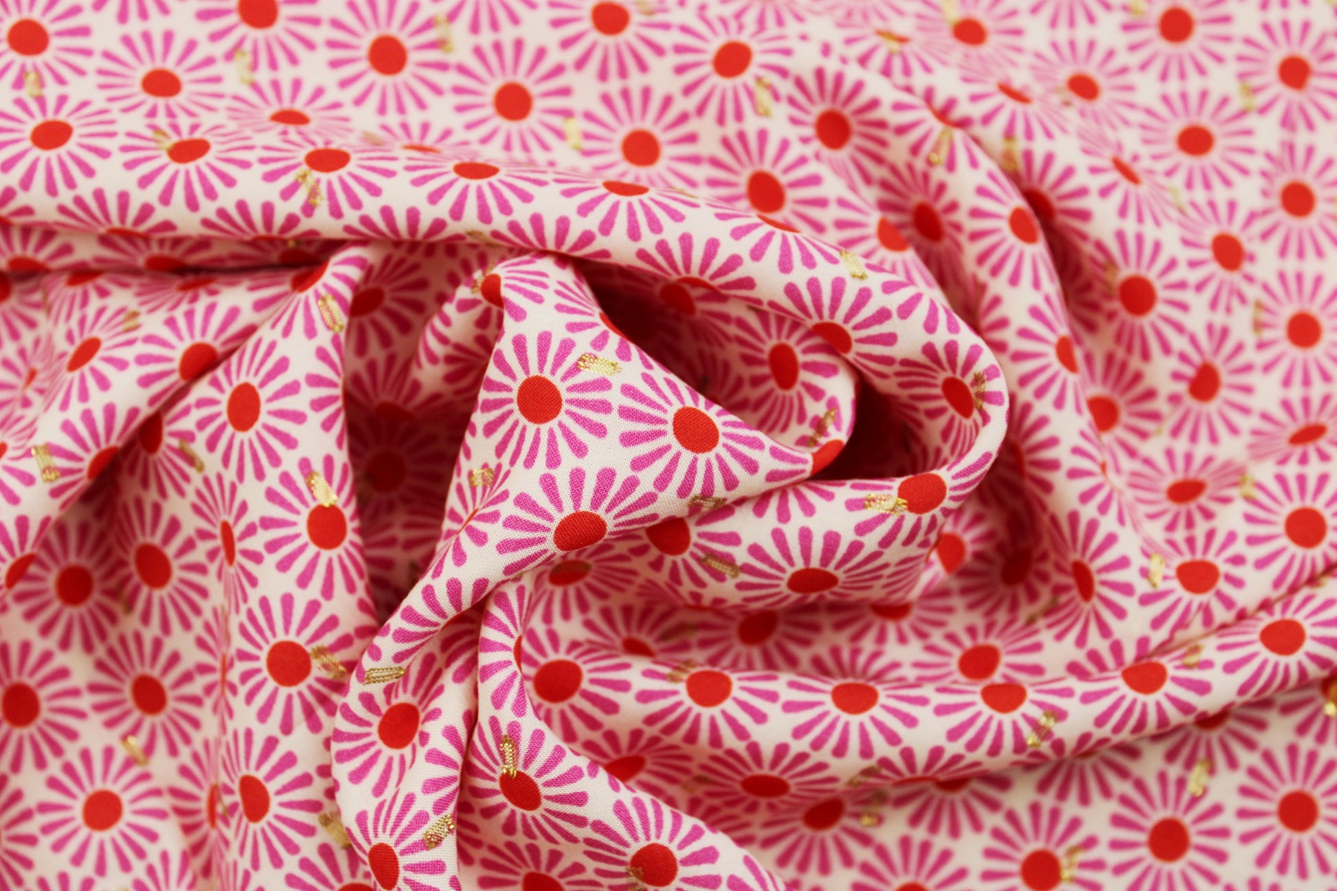 Viskosestoff mit Retro-Blumenmuster in Pink und Rot gedreht