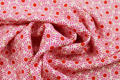 Viskosestoff mit Retro-Blumenmuster in Pink und Rot gedreht