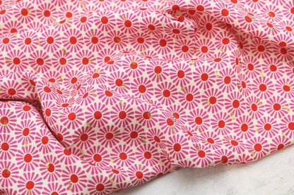 Viskosestoff mit Retro-Blumenmuster in Pink und Rot