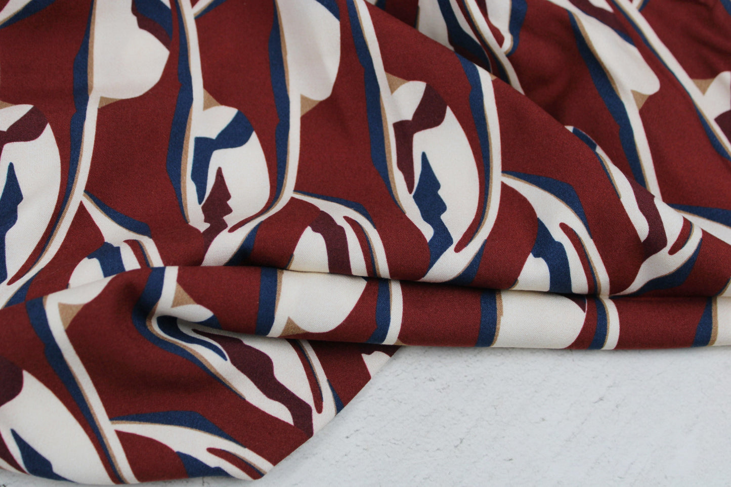 Weicher Viskosestoff mit leichterm Stretchanteil mit Retro-Blumenmuster