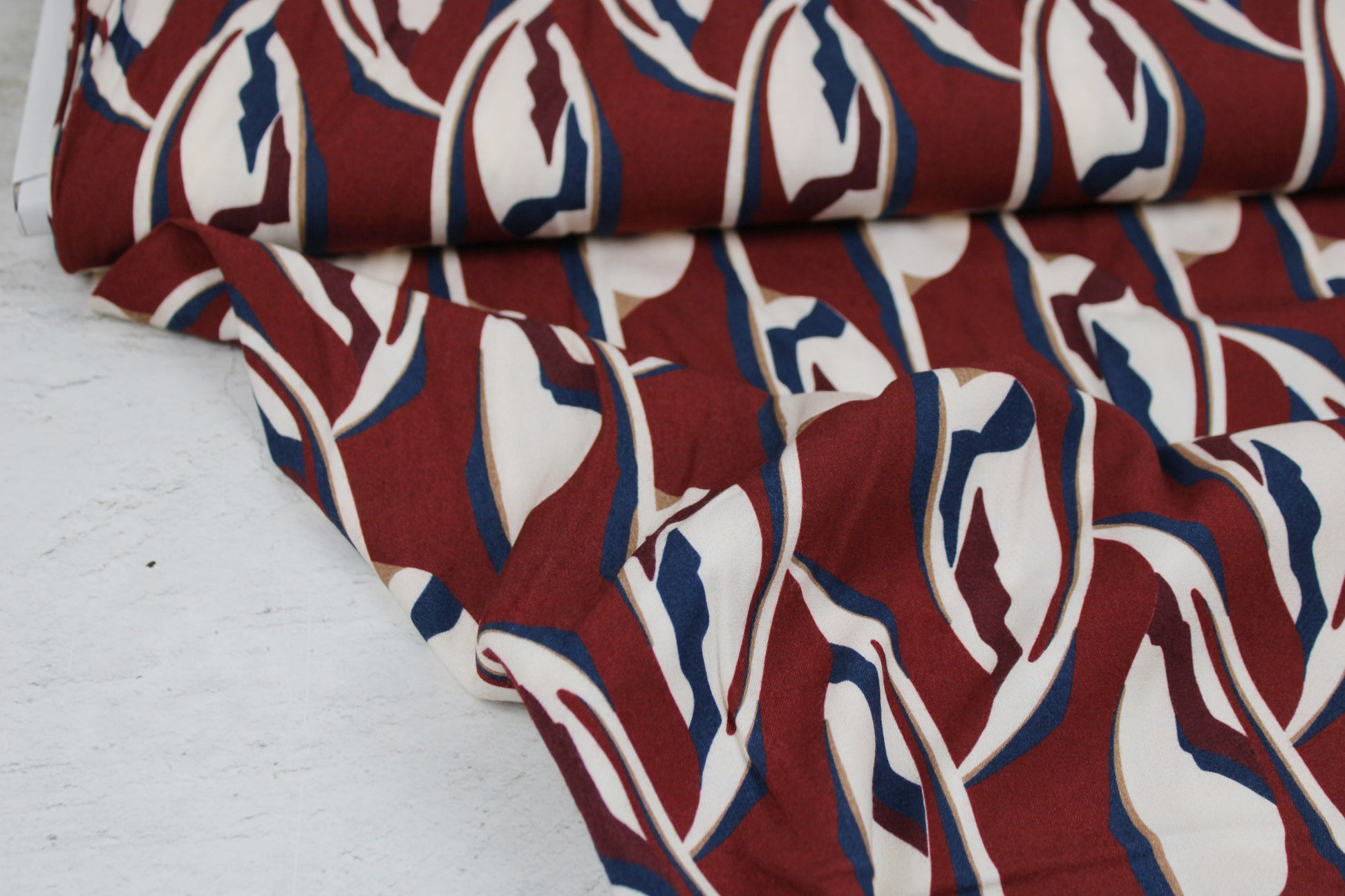 Weicher Viskosestoff mit leichterm Stretchanteil mit Retro-Blumenmuster Ballenansicht