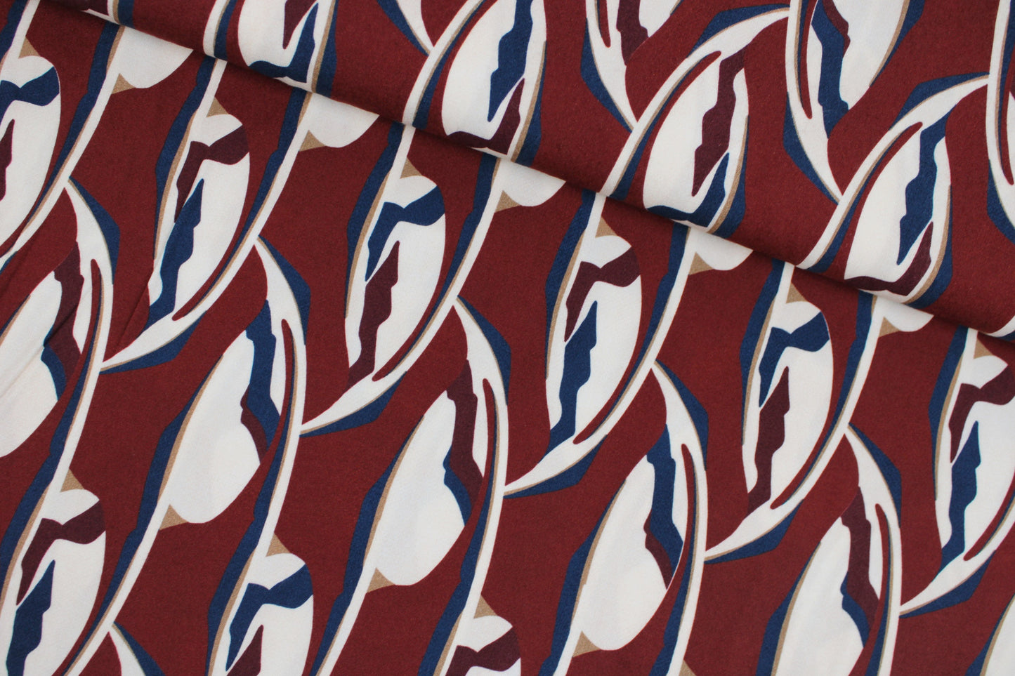 Weicher Viskosestoff mit leichterm Stretchanteil mit Retro-Blumenmuster quer