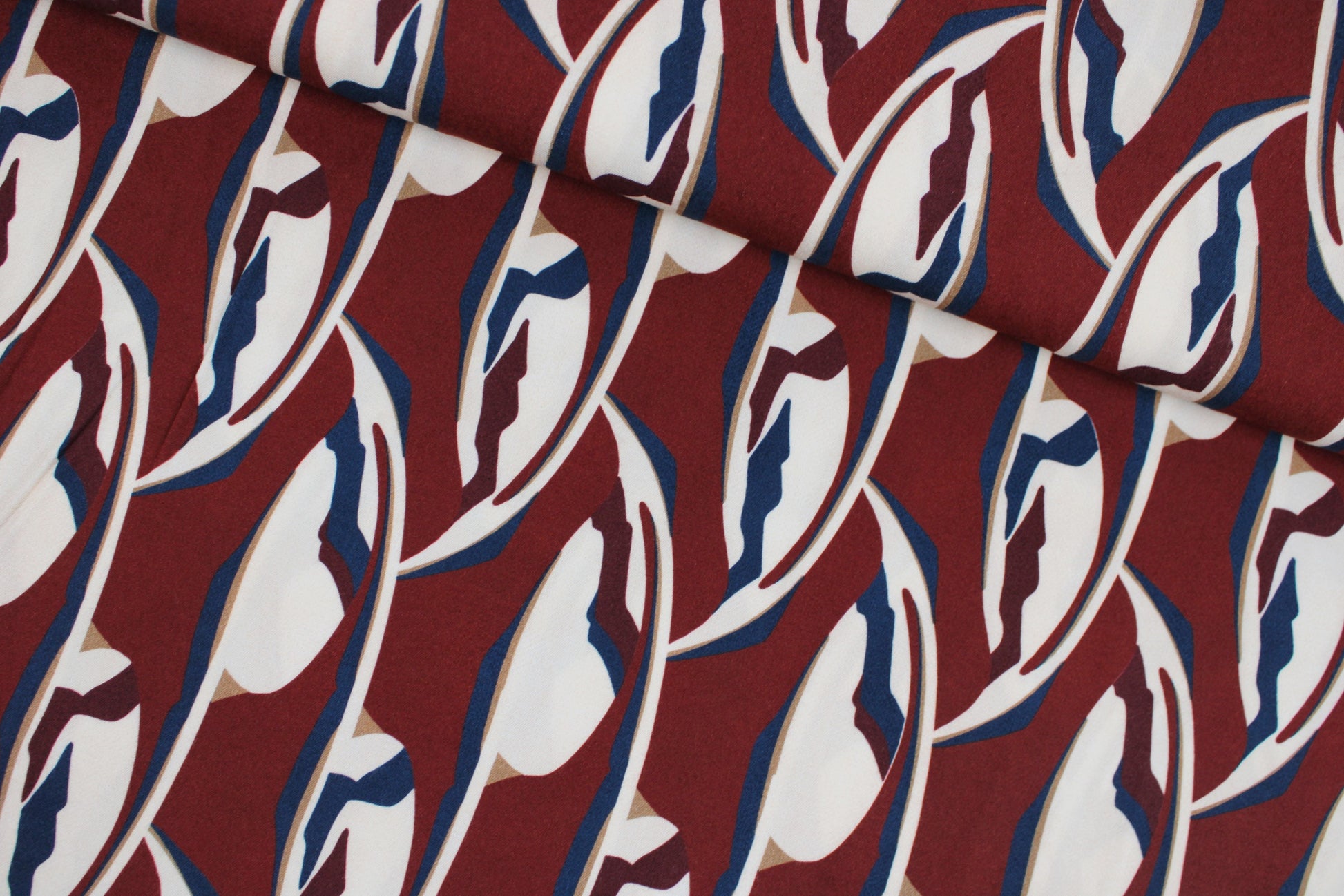 Weicher Viskosestoff mit leichterm Stretchanteil mit Retro-Blumenmuster quer