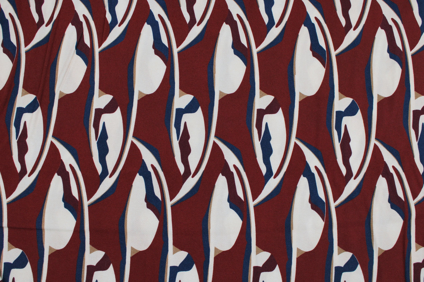 Weicher Viskosestoff mit leichterm Stretchanteil mit Retro-Blumenmuster Detailbild