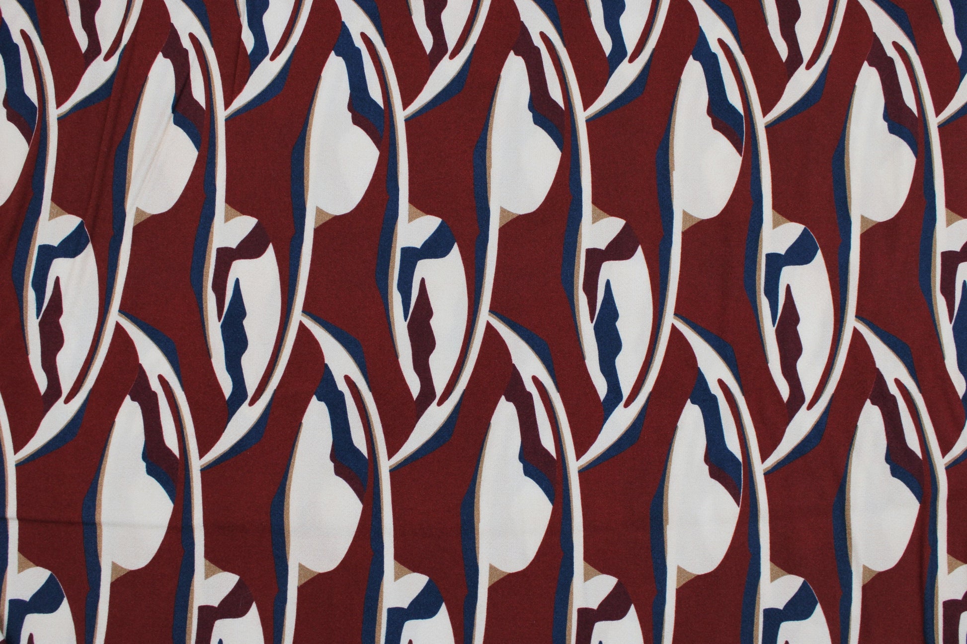Weicher Viskosestoff mit leichterm Stretchanteil mit Retro-Blumenmuster Detailbild