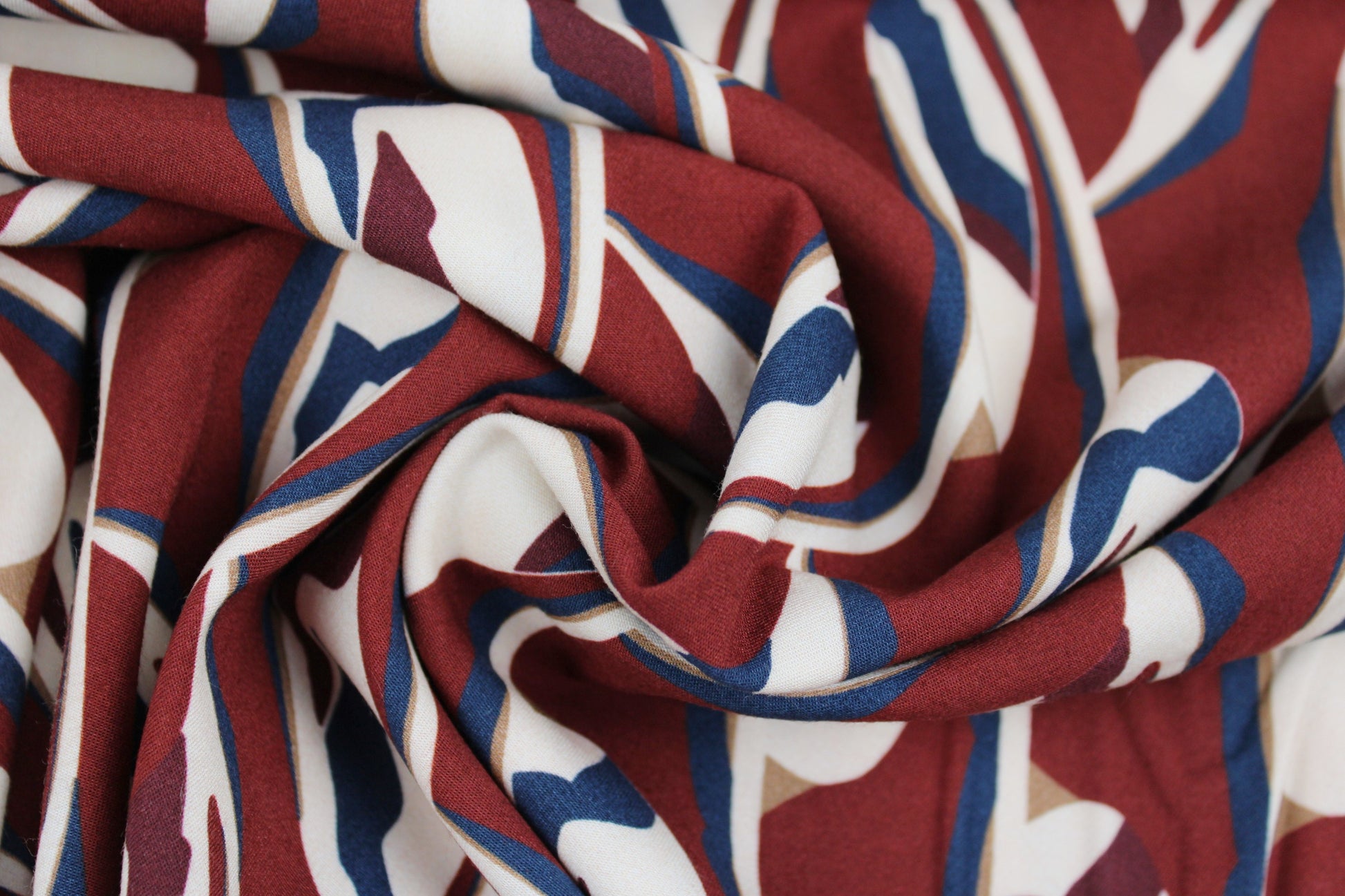 Weicher Viskosestoff mit leichterm Stretchanteil mit Retro-Blumenmuster gedreht
