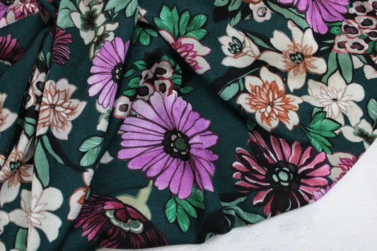Viskosestrick Casablanca mit buntem Blumenprint auf Petrol farbenem Grund