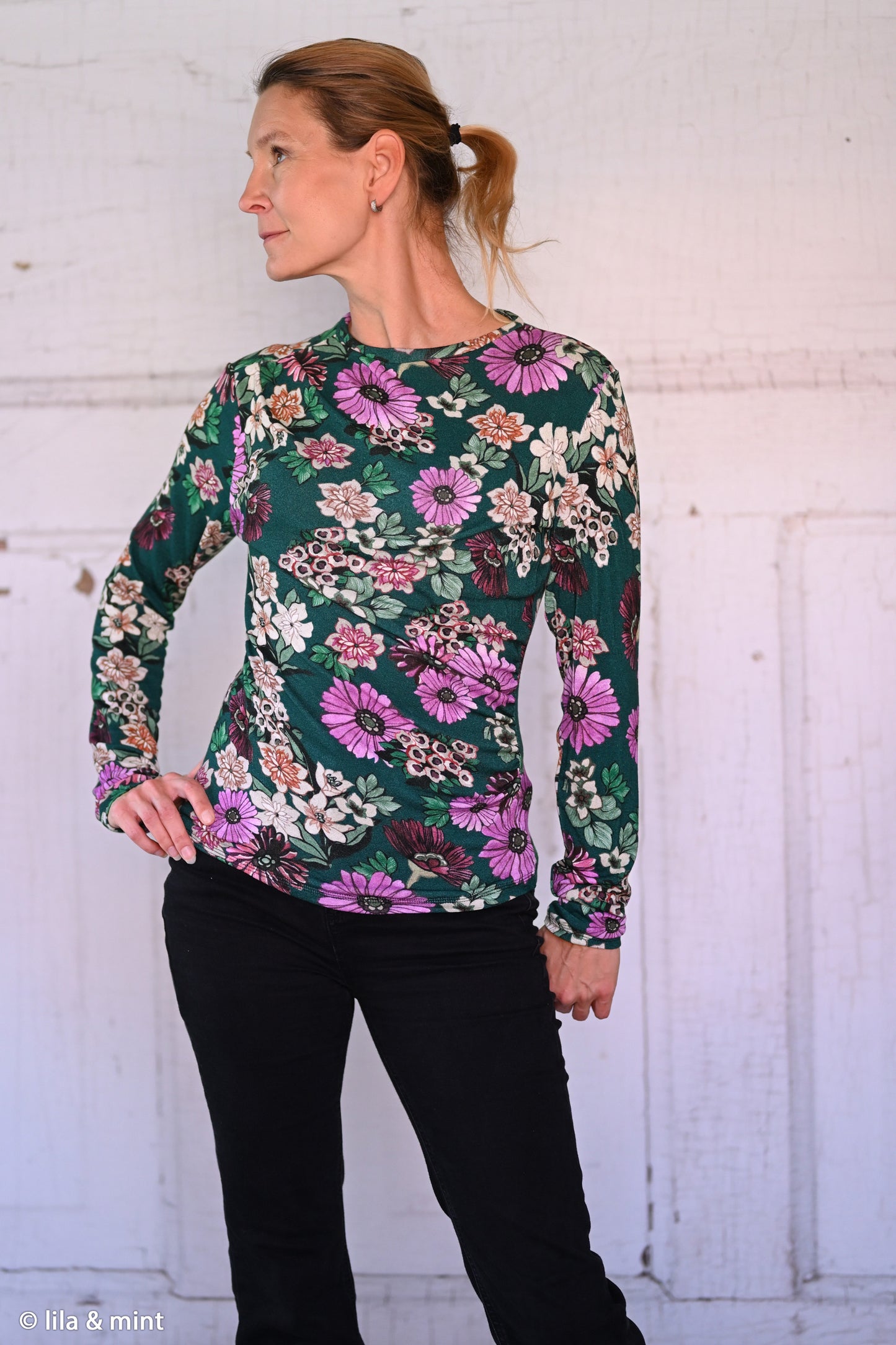 Viskosestrick Casablanca mit buntem Blumenprint auf Petrol farbenem Grund als Shirt vernäht