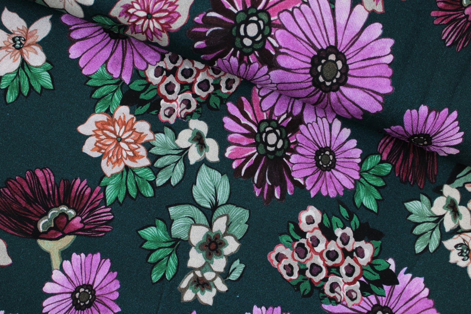 Viskosestrick Casablanca mit buntem Blumenprint auf Petrol farbenem Grund quer