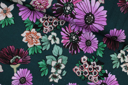 Viskosestrick Casablanca mit buntem Blumenprint auf Petrol farbenem Grund quer