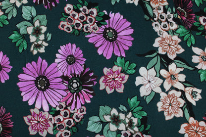 Viskosestrick Casablanca mit buntem Blumenprint auf Petrol farbenem Grund Detailbild