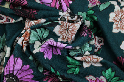 Viskosestrick Casablanca mit buntem Blumenprint auf Petrol farbenem Grund gedreht