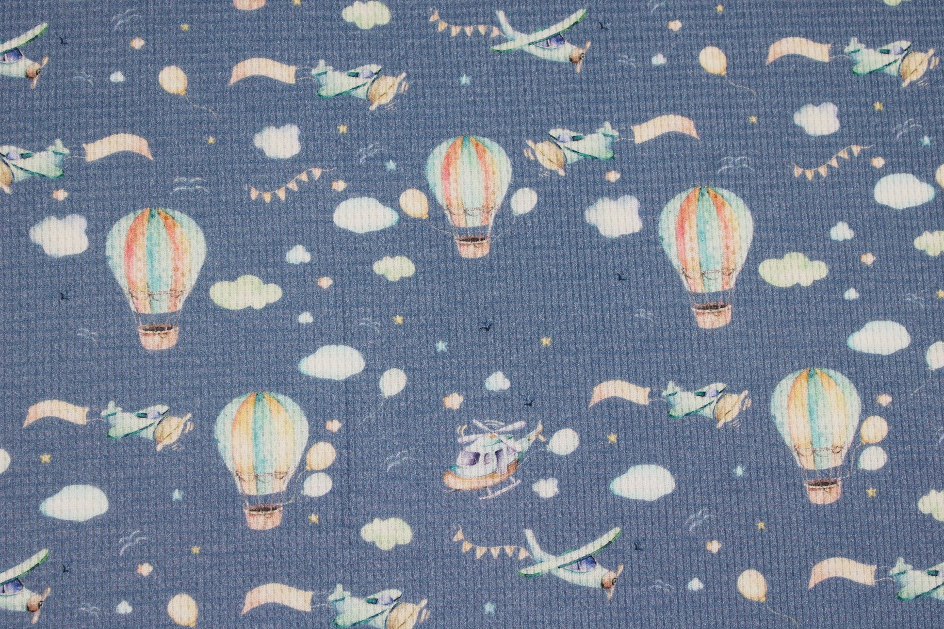 Jeansblauer Waffeljersey Maja mit Heißluftballons und Flugzeugen Detailbild