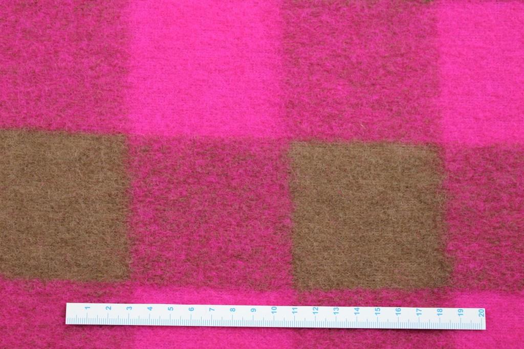 Wollgemisch mit großen Karos in Neonpink und Braun Maßstab