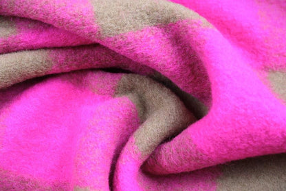 Wollgemisch mit großen Karos in Neonpink und Braun gedreht