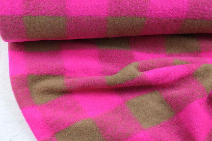 Wollgemisch mit großen Karos in Neonpink und Braun Ballenansicht